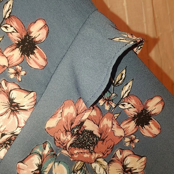 ✨RUFFLE FLORAL TOP✨ - Picture 4 of 7